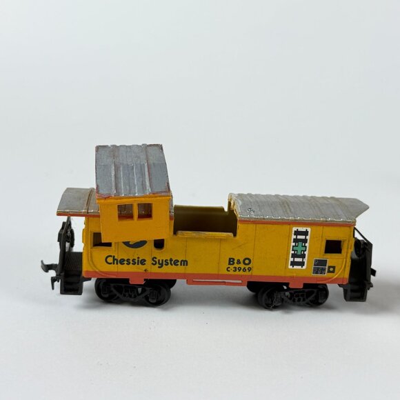 Vintage HO Scale Train Cars Mixed Set With Cabooses Broken Roof Detail - Picture 2 of 11